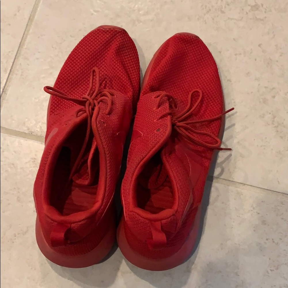 BRIGHT RED NIKE ROSCHE